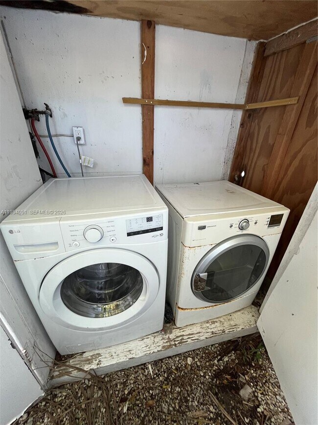 Building Photo - 6 Farrey Ln