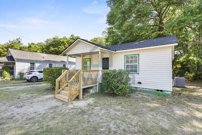 Building Photo - FULLY RENOVATED 3-Bedroom Rental Home on Woodlawn Ave.-UNMATCHED COMFORT, CONVENIENCE & VALUE!