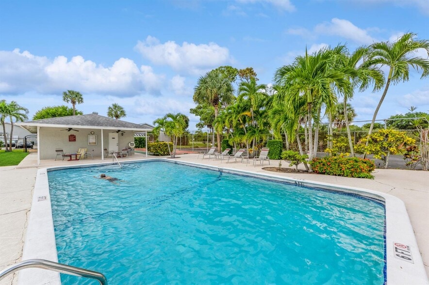 Building Photo - 2405 Lowson Blvd