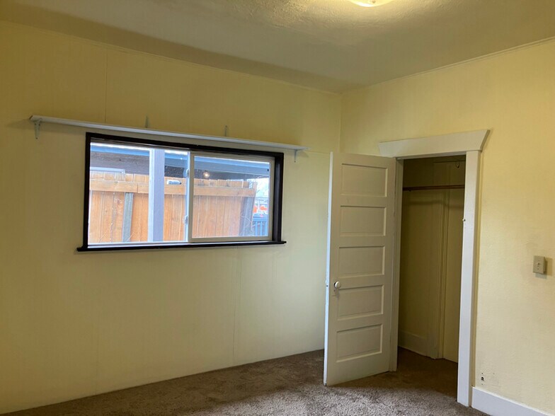 Building Photo - 1707 W Mansfield Ave