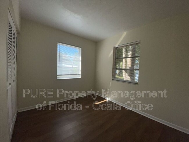 Building Photo - 1922 W Freeman Pl