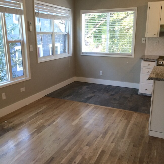 Building Photo - Super cute top level 1 bed w/ washer/dryer...
