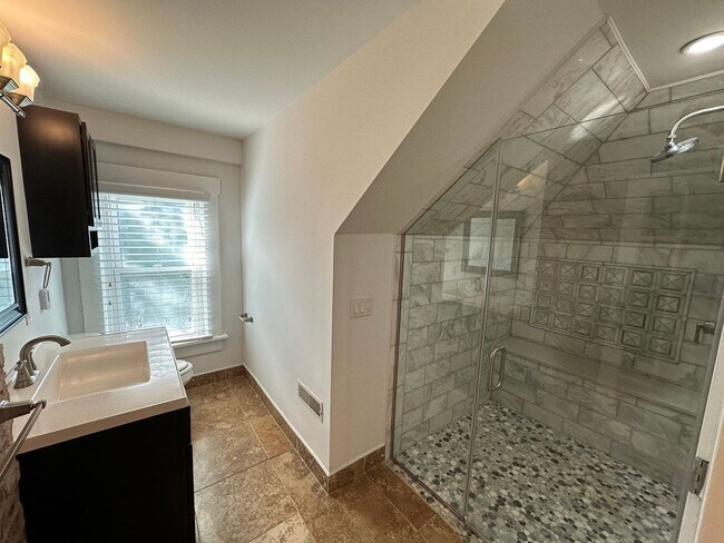 Building Photo - Hunter Ave 1045-1047 GW2