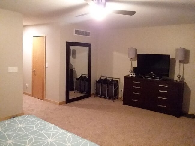 Building Photo - Stunning Modern Urban Loft – Spacious, Stylish, and Conveniently Located