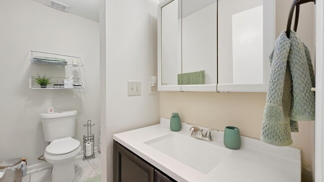 Building Photo - 2 Bed 2 Bath Condo Just Minutes from NAS Oceana Dam Neck in Virginia Beach!