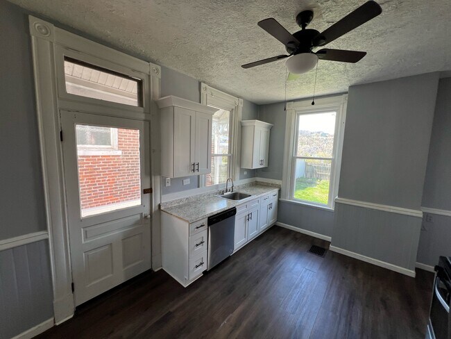 Building Photo - 1535 St Clair St