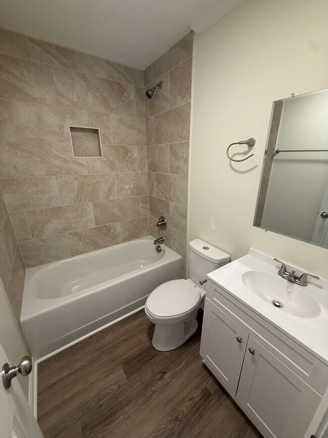 Building Photo - 671 E Forest St