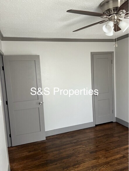 Building Photo - 5326 W 11th Pl