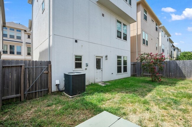 Building Photo - 2021 Cambridge Heights Pl