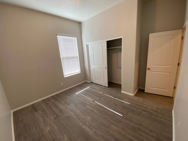 Building Photo - 15627 W Smoketree Dr