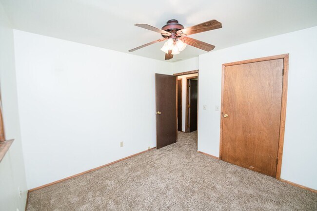 Building Photo - 3 bed 1 bath Duplex in Portage