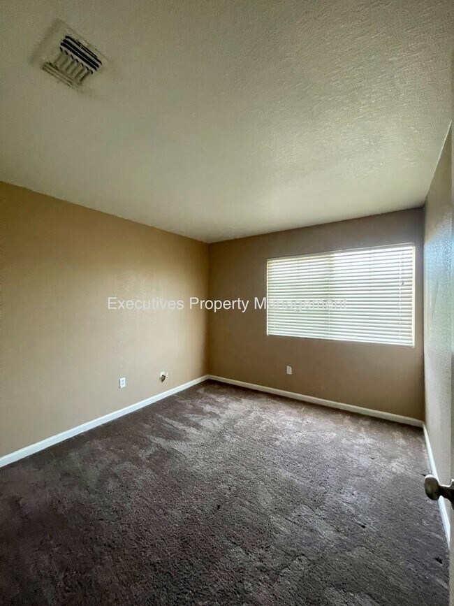 Building Photo - Available Now || 565 Peach Dr Chowchilla