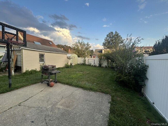 Building Photo - 76 Robinwood Ave
