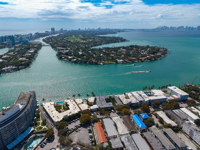 Building Photo - 6905 Bay Dr