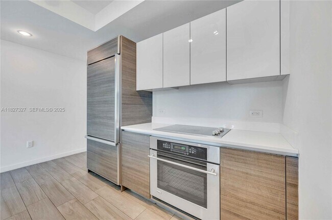 Building Photo - 1100S S Miami Ave