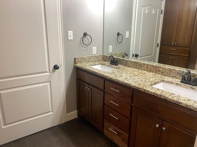 Building Photo - Executive rental on Carrera!  3/2/2