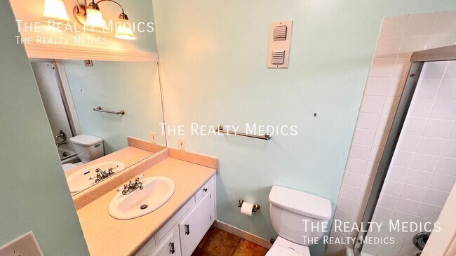 Building Photo - 1220 Villa Ln