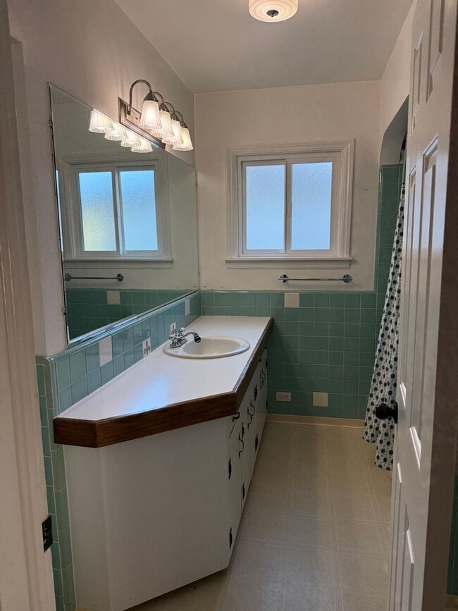 Building Photo - 3-bedroom, 2-bathroom home located in the ...