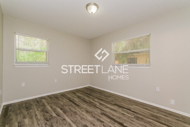 Building Photo - ONE MONTH FREE RENT!