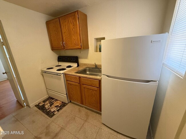 Building Photo - 1249 E 10th St