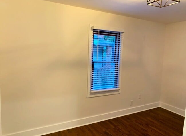 Building Photo - 1916 E 65th St