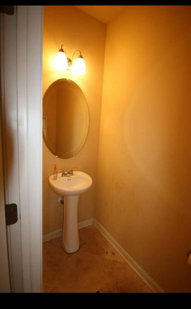 Building Photo - Charming 3BR Townhome in Norcross