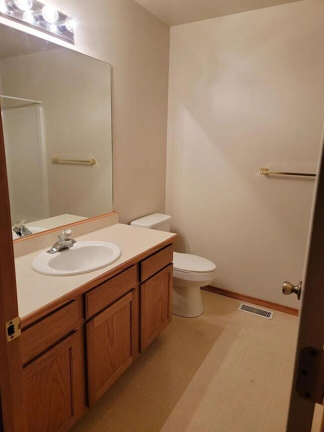 Building Photo - 3 Bedroom 2.5 Bath Townhouse