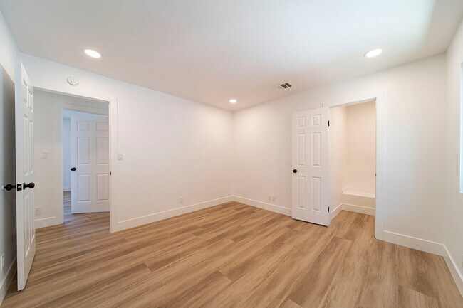 Building Photo - 9455 Hillhaven Ave