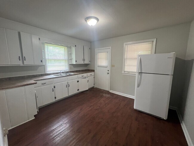 Building Photo - 3 bedroom 1 bathroom single level home