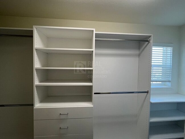 Building Photo - 325 Stone Creek Dr