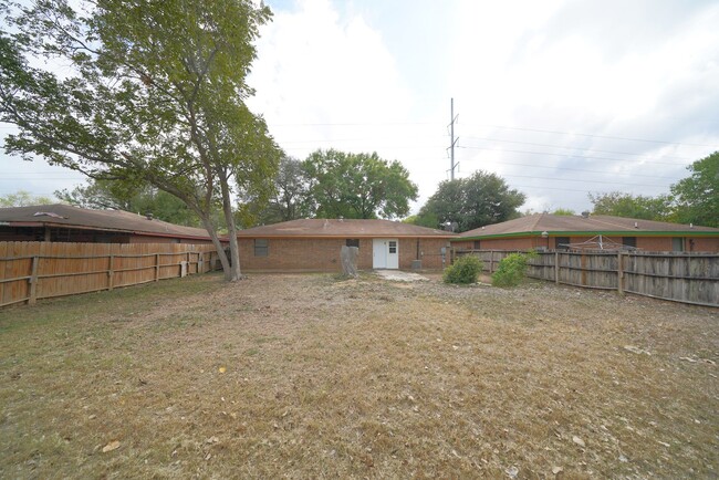 Building Photo - Lovely Home in Cibolo Now Available