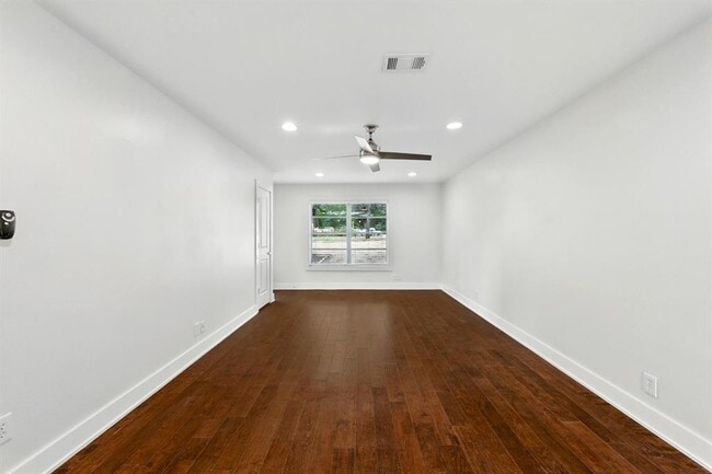 Building Photo - 1110 W Oltorf St