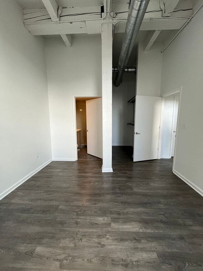 Building Photo - Loft-style condo-quality 3 Bed/2 ba IN UNIT LAUNDRY