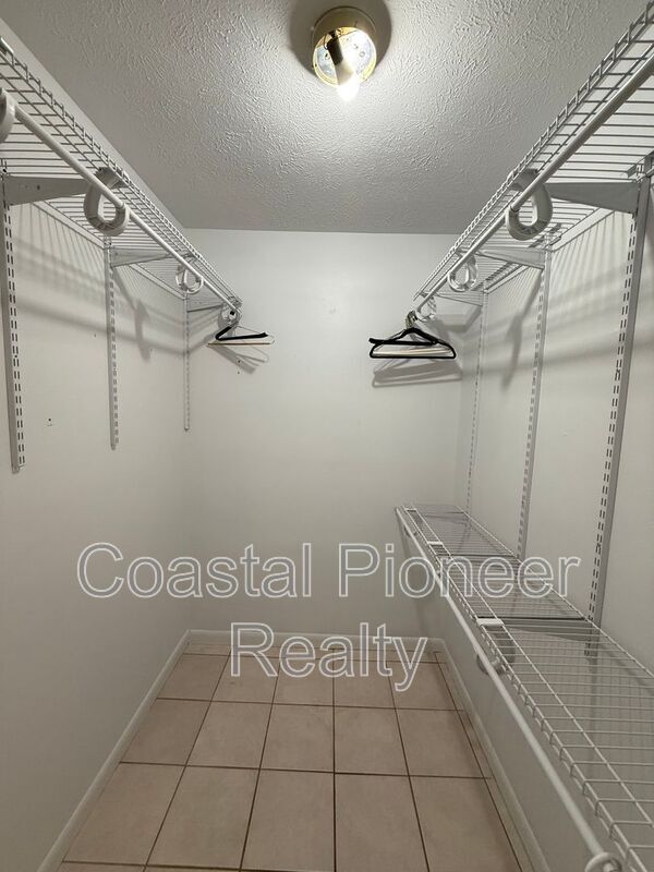 Building Photo - 613 Kingston Ct