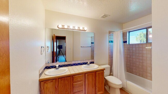Building Photo - 3 bedroom 2.5 bathroom southwest Albuquerque