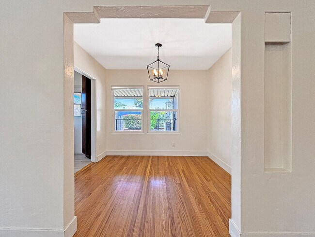 Building Photo - Beautiful 3BD/3BA House in Talmadge w/ ADU...
