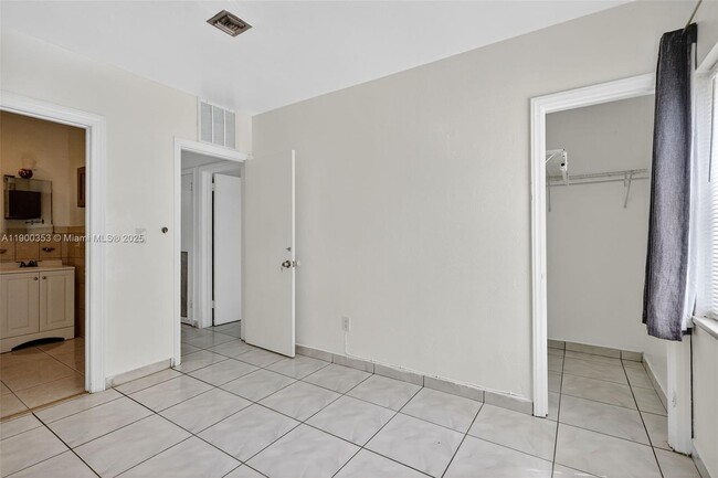 Building Photo - 1498 NE 180th St