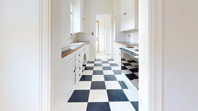 Interior Photo - Oregonian Apartments