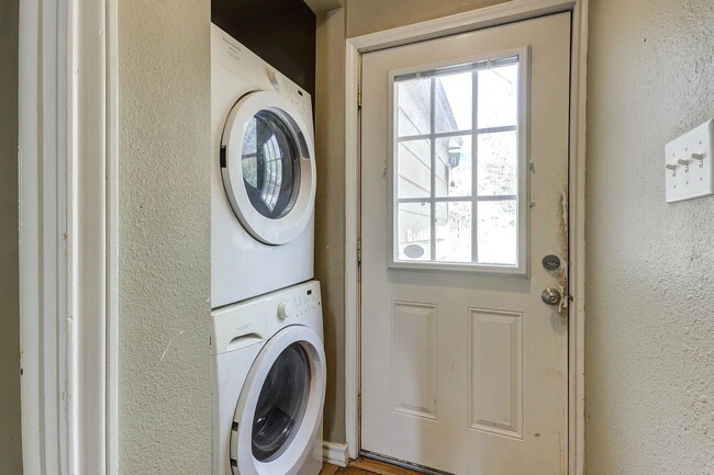 Building Photo - Spacious Home with Modern Upgrades Near Te...
