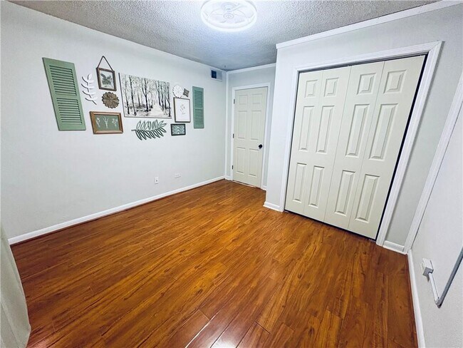 Building Photo - 250 Little St