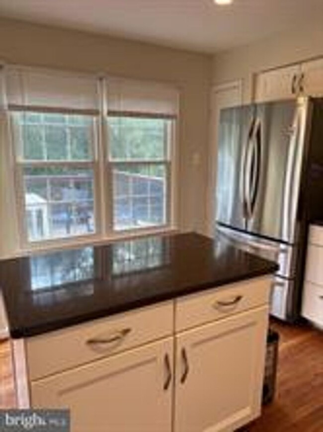Building Photo - BEAUTIFUL END UNIT TH NEAR DOWNTOWN ROCKVILLE