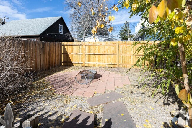 Building Photo - Stunning 3 Bedroom House in The Old North End