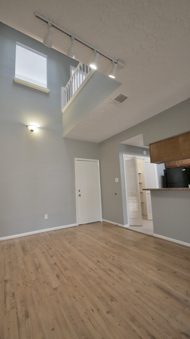 Building Photo - 800 Country Pl Dr