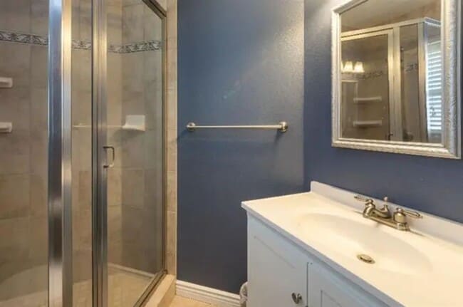 Building Photo - 4014 E Fedora Ave