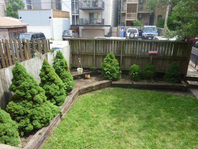 Building Photo - 833 W Newport Ave