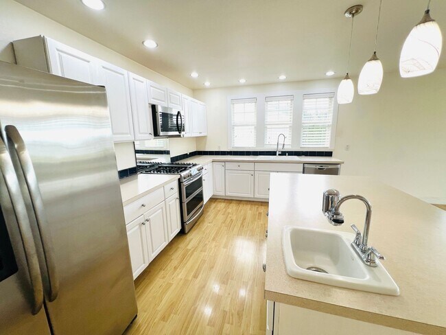 Building Photo - Beautiful 2 bedroom, + office/bonus room i...