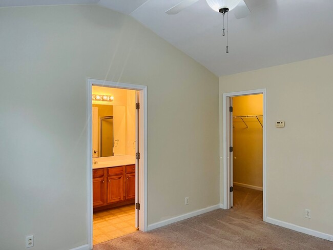 Building Photo - HOA community, swim/tennis, 2 bed, 2bath, ...