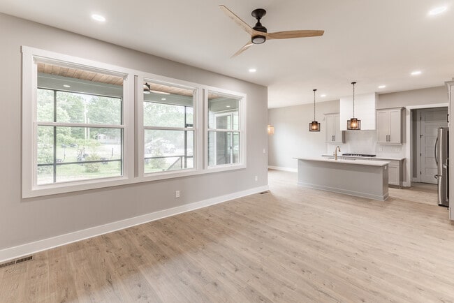 Building Photo - 592 River Watch Way