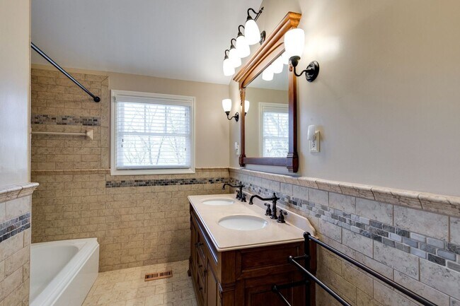 Building Photo - Shy's Hill Road Rental