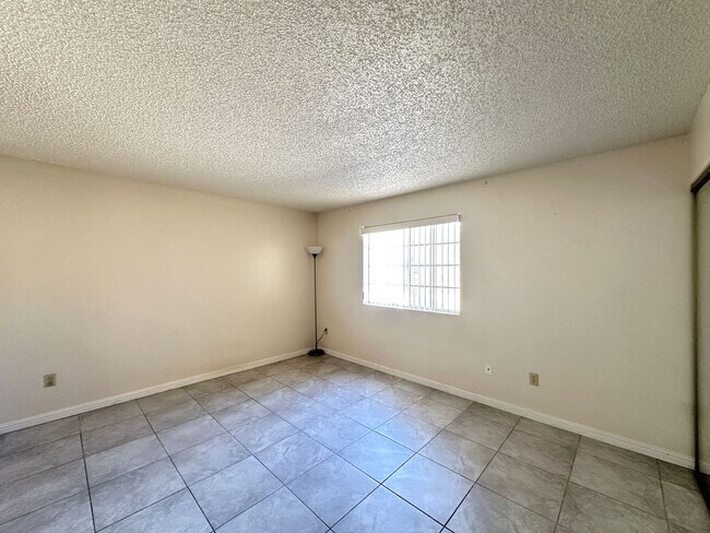 Building Photo - Lakeview Condo